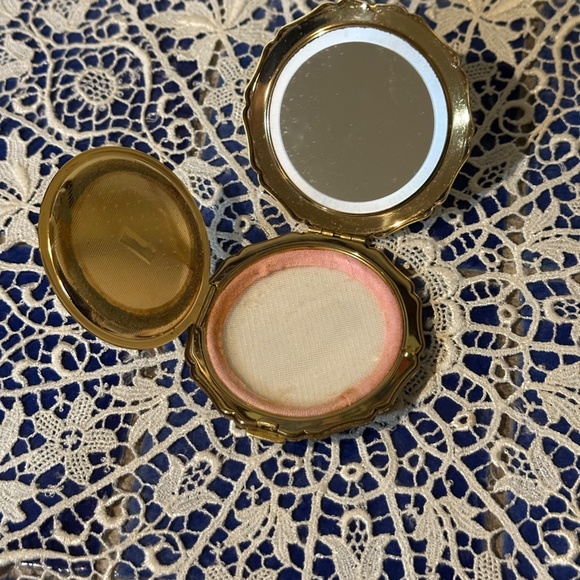 Stratton Compact in Gold w/ White Enamel & Lavender Rose / Vintage 50s England - Picture 4 of 9